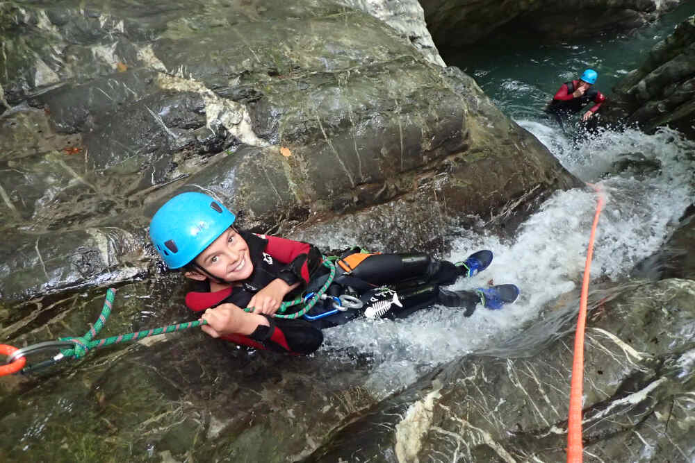 Descente de cascade de canyoning