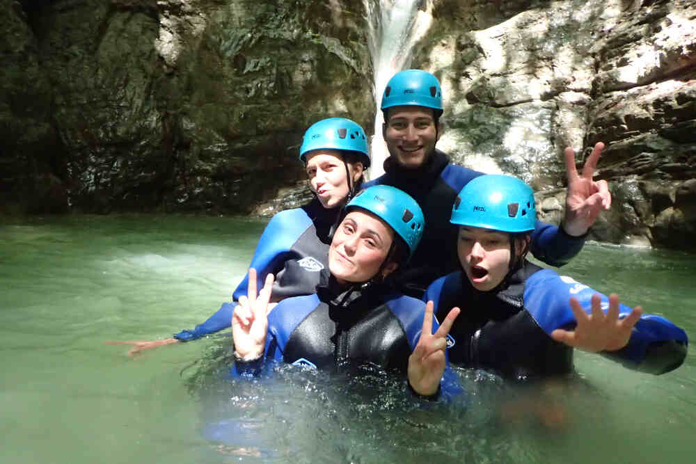 groupe en canyoning a chambery