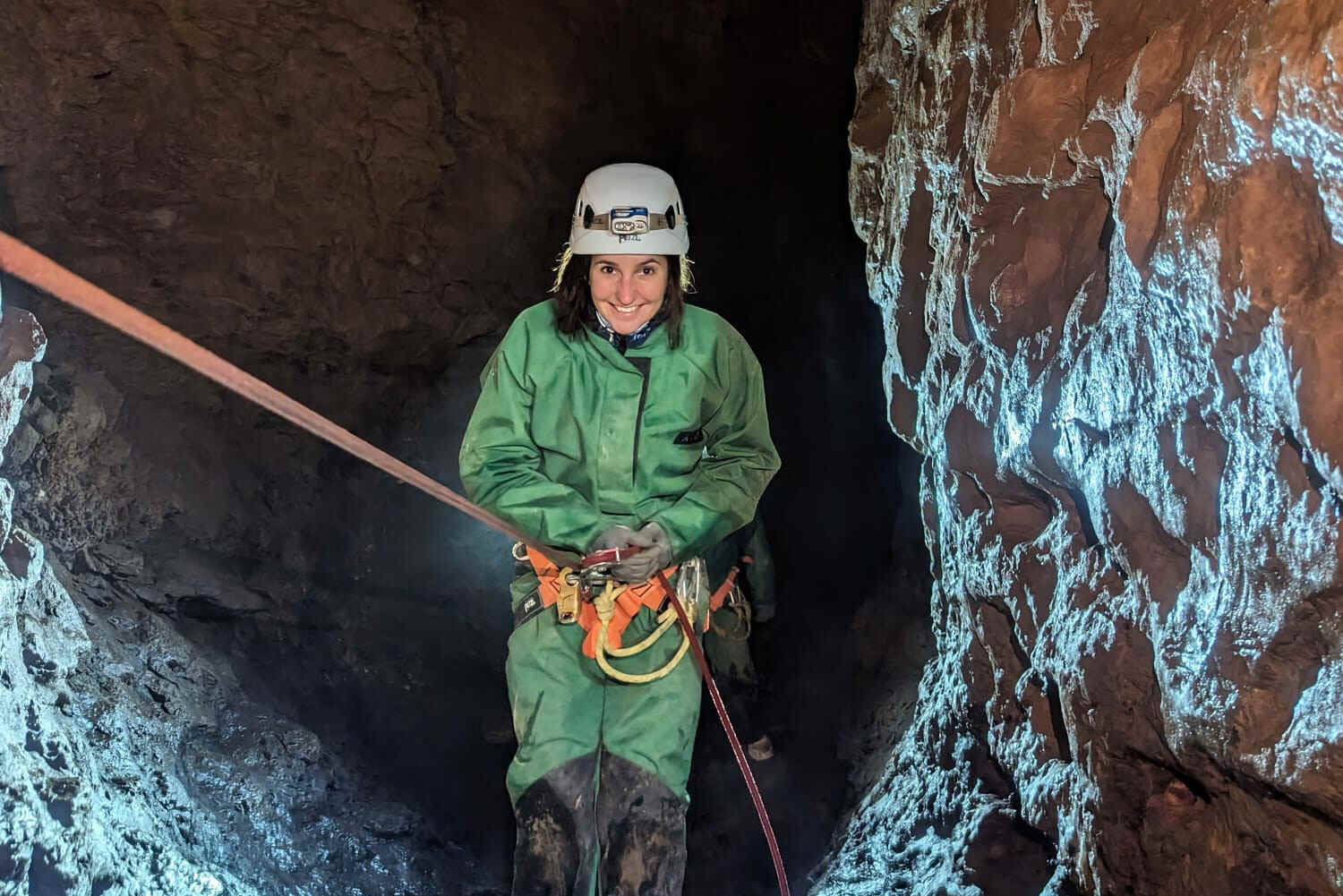 femme en rappel speleologie annecy