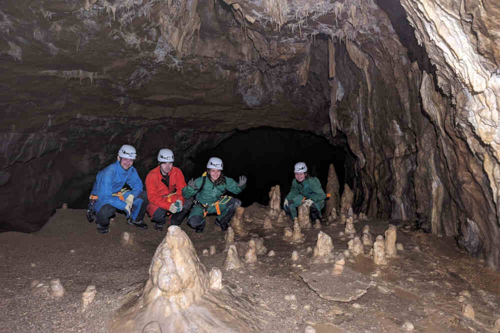 groupe en speleologie a la doria