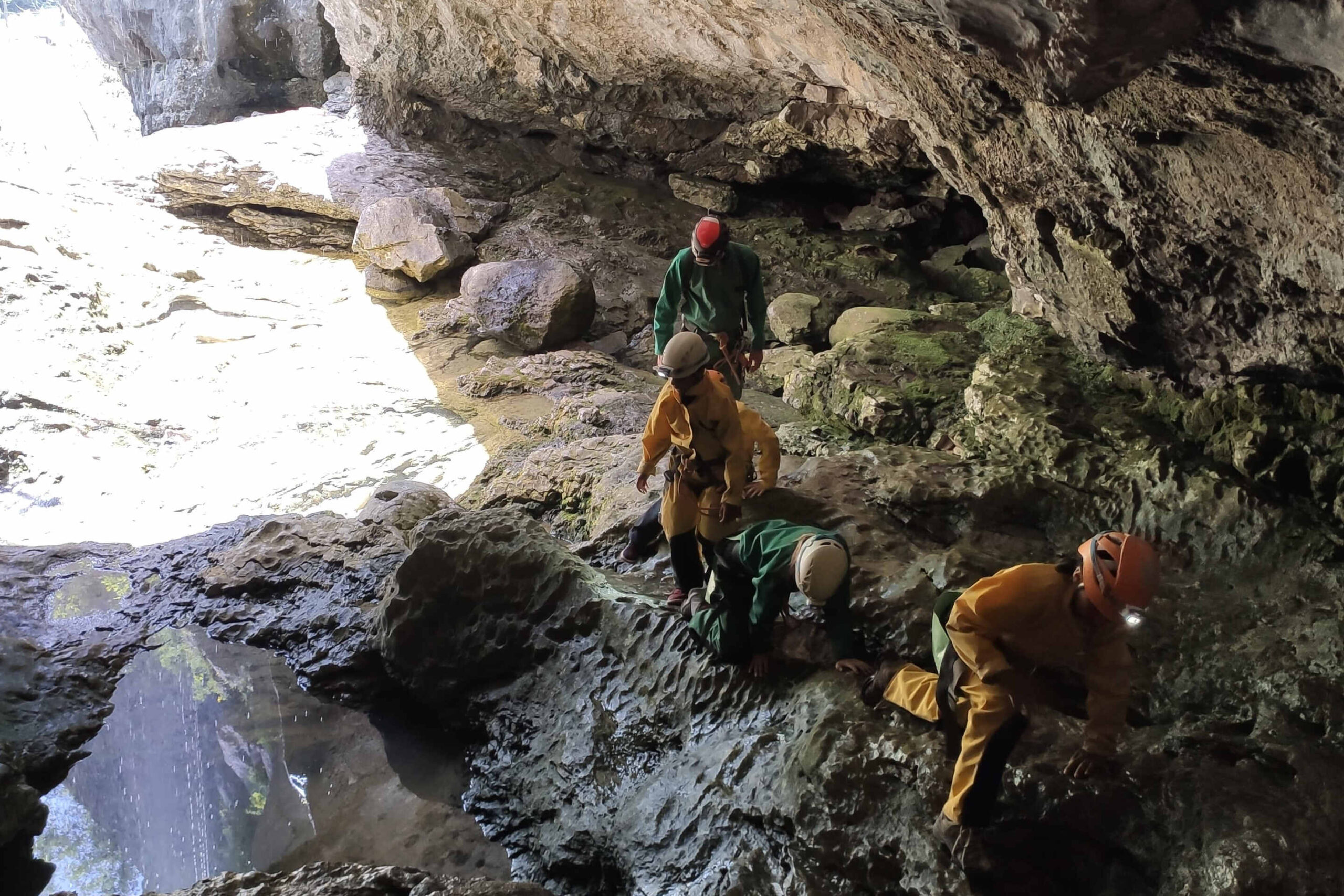 speleologie avec groupe enfant annecy