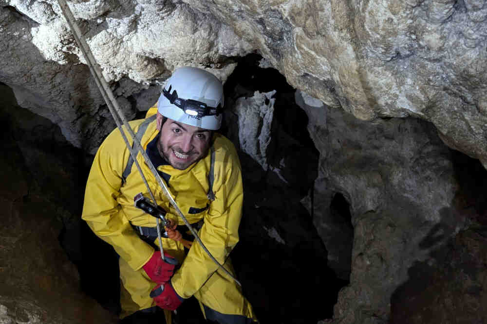 homme rappel speleologie chambery
