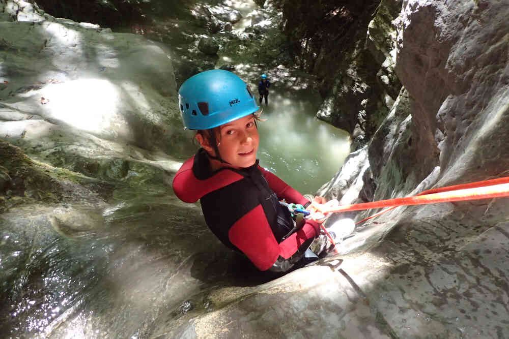 jeune garçon en rappel canyon annecy