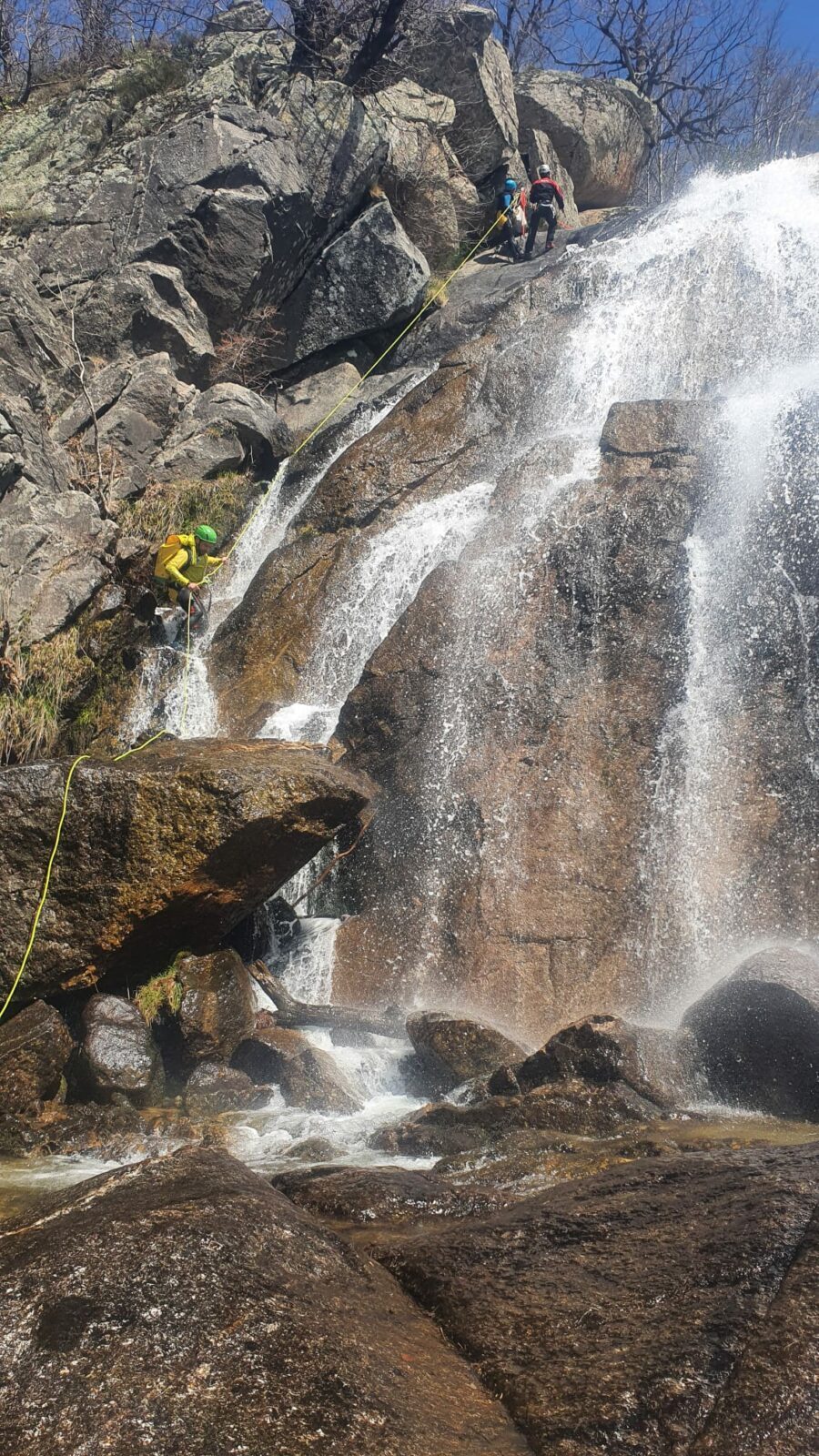 homme en stage de canyoning formation à annecy